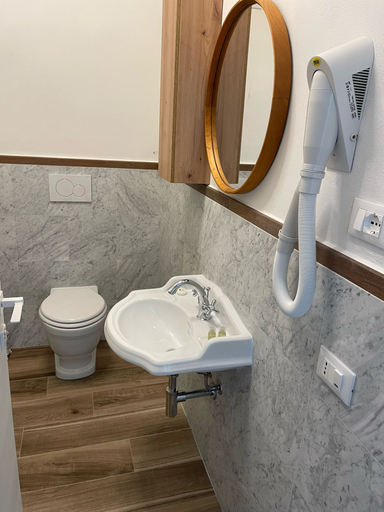 Bathroom, Colombo Street Station, Pisa