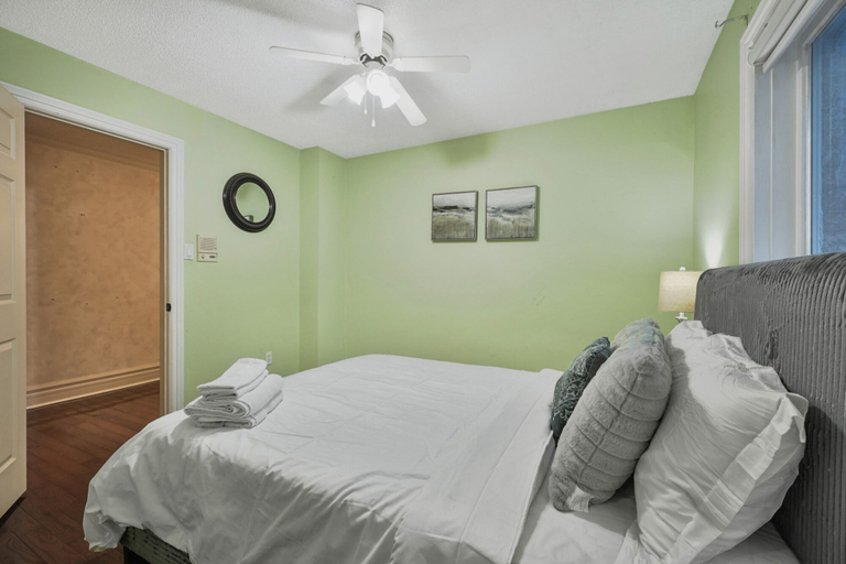 Room 4, Mississauga Retreat Your Spacious 5-bedroom Home, Peel