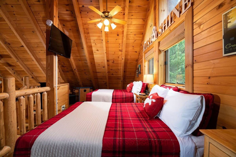 Room 3, Cozy Upscale Cabin w Fireplace Hot Tub, Sevier