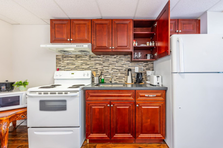 Room 2, Chic 1BR Retreat Perfect for Niagara Falls Trips, Niagara