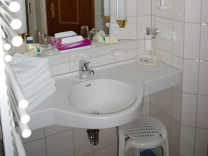 Bathroom 4, Parkhotel, Passau
