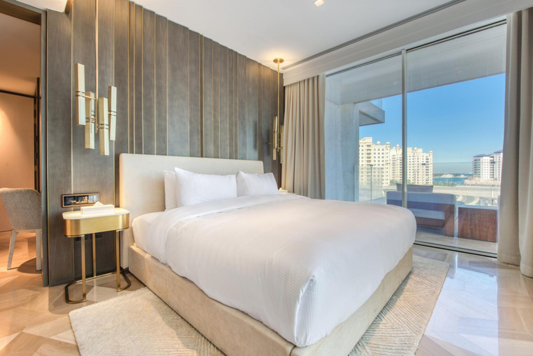 Room 5, Vibrant Getaway in a Classy Five Palm Jumeirah Apt, Dubai