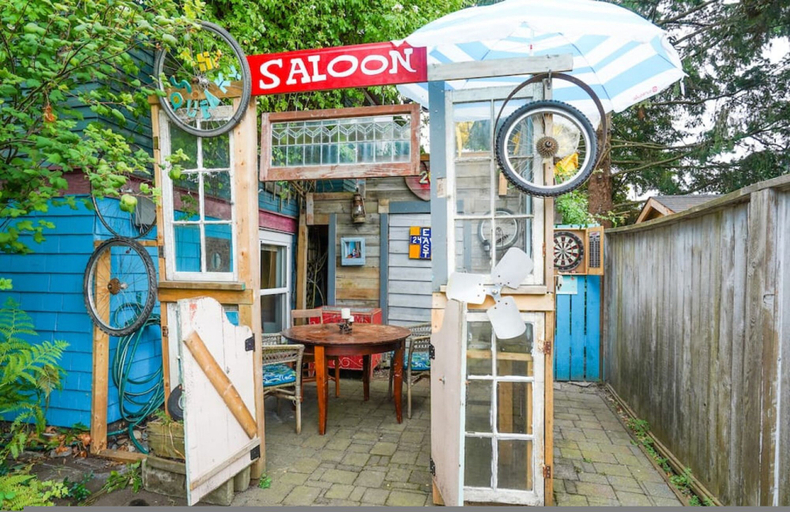 Room 4, The Artsy Saloon in Vancouver, Greater Vancouver