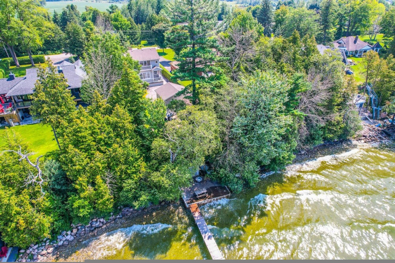 Room 4, Waterfront 4BR Cottage Boat Deck BBQ, Durham