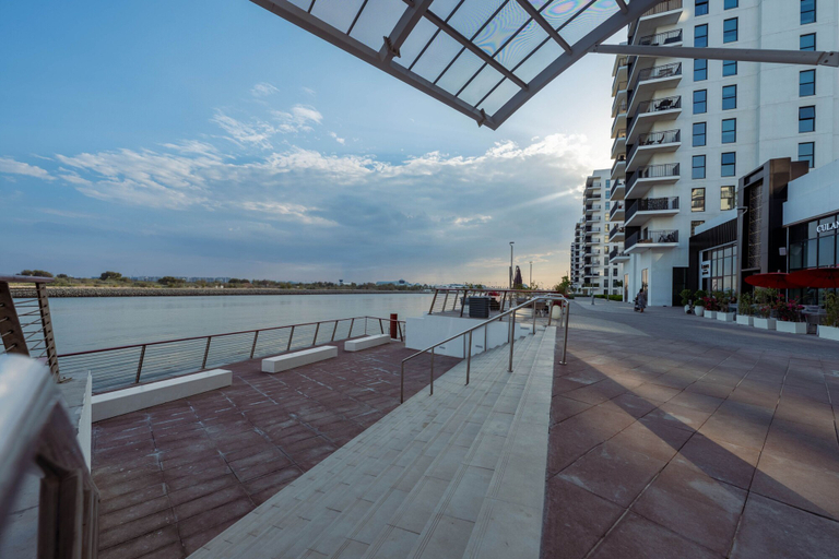 Room 3, Charming Retreat w Panoramic Views on Yas Island, Yas Island