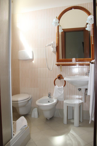 Bathroom 3, Hotel Geranio Rosso, Sassari
