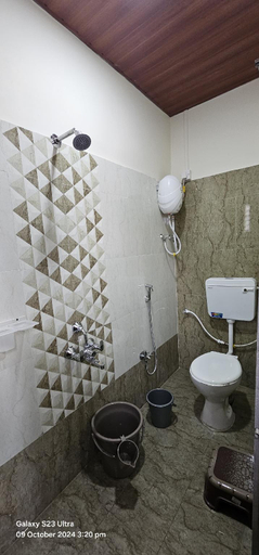 Bathroom, Hotel fulora, Satara