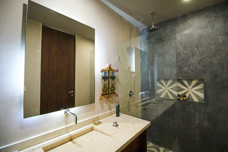 Room 3, Tulum Luxury With Roof Pool and Beach Club Access, Cozumel