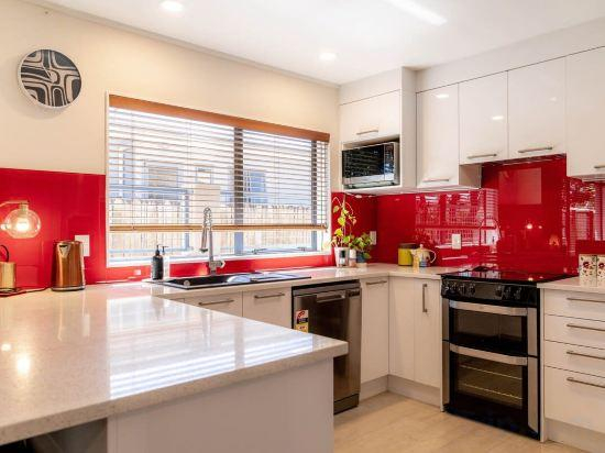 5, Spacious Eastern Beach Home - 1 Min from Beach!, Manukau