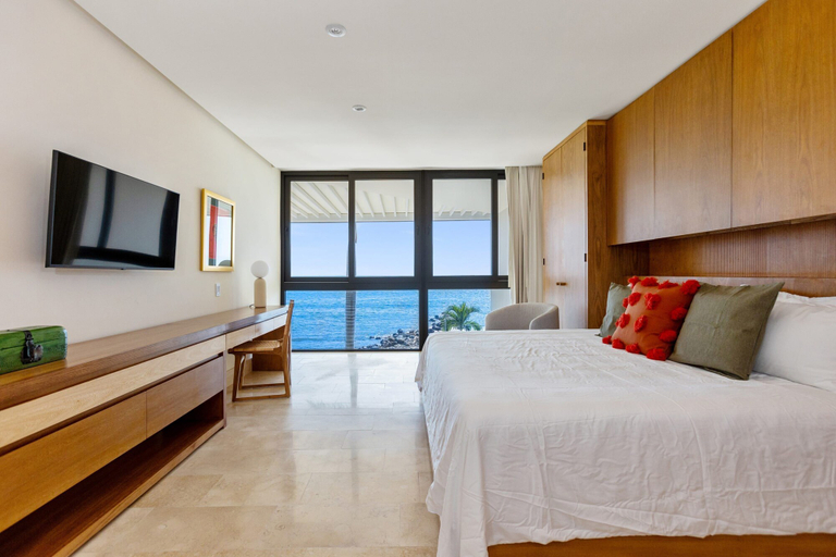 Room 3, Modern Luxury W Resort Amenities Sleeps 16, Compostela