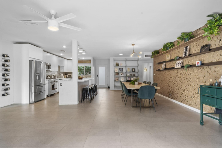 Room 2, Mid Century Stunner by Homeslice Stays, Maricopa
