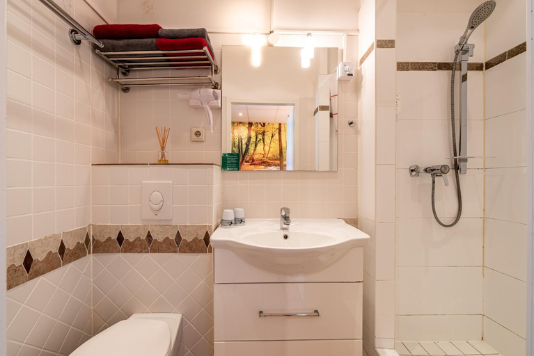 Bathroom 3, Land-Hotel Zum Schwan, Garni E-Ladestationen, Nahe Phantasialand Nahe Palmenparadies Euskirchen, Euskirchen