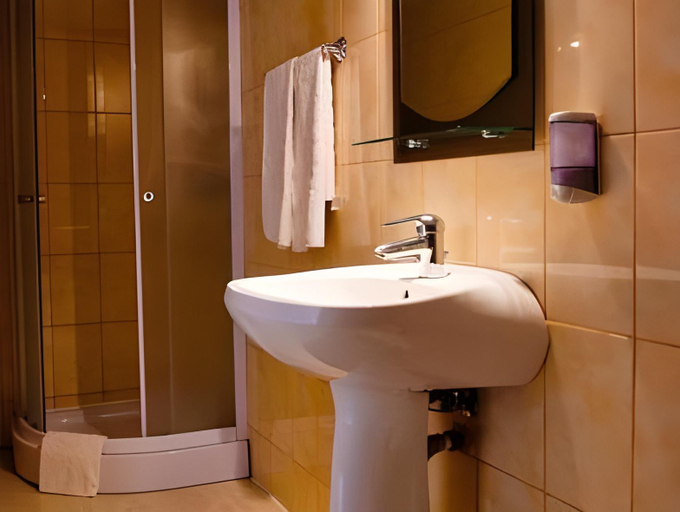 Bathroom 3, Hotel-Restaurant Milenium, Madaras