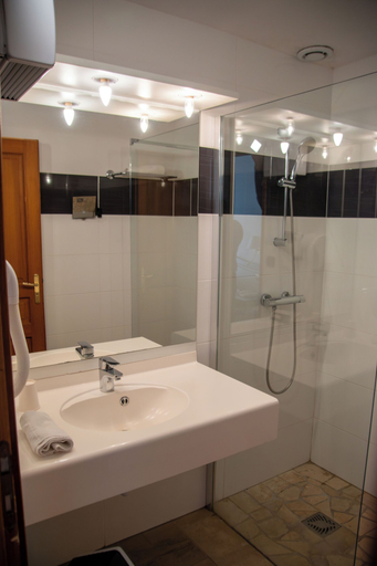 Bathroom, Le Saint Nicolas, Aube