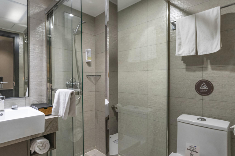 Bathroom 3, Home Inn Plus Shanghai Huaihai Road Sinan Road, Shanghai