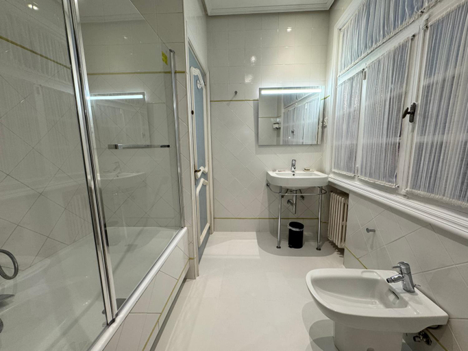 Bathroom 5, Palacio Pampinot, Guipúzcoa
