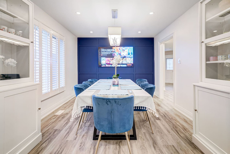 Room 3, Family Lounge 4BR Crib Patio BBQ, Peel
