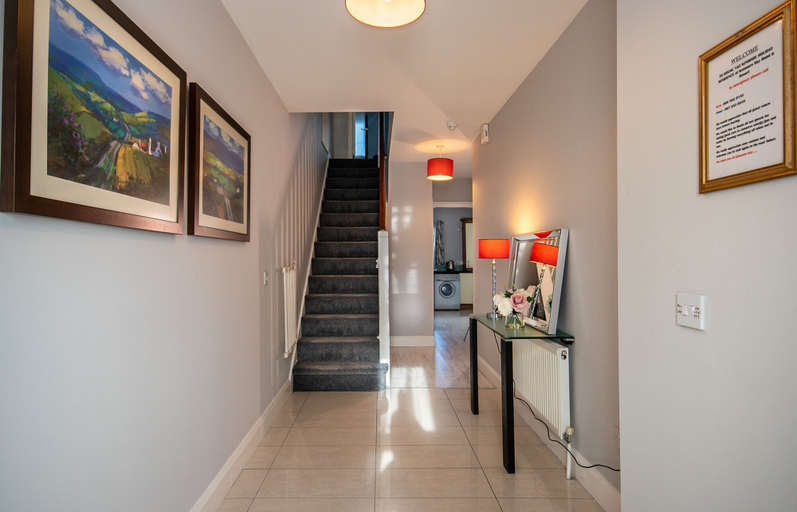 Room 2, 3 Bedroom pet Friendly Home With Access to Pool