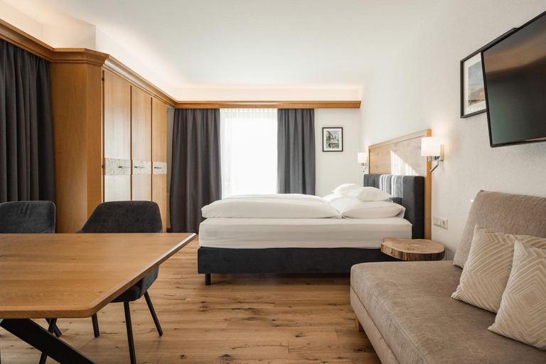 Bedroom 2, Jochum Hotel Garni, Landeck