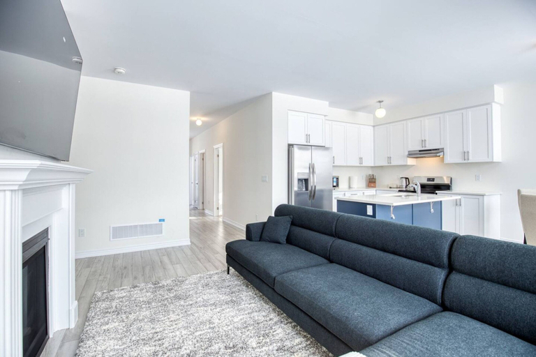Room 4, Spacious Brand New 4-bed Retreat in Quinte West, Hastings
