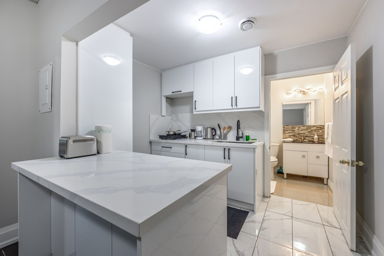 Room 4, Charming 1BD Getaway - Unwind Near Niagara Falls, Niagara