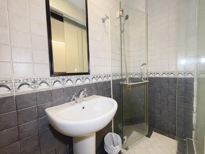 Bathroom 4, RedDoorz Near Marine Parade Central, Singapore