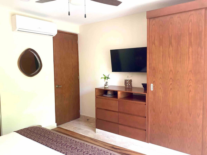 Room 4, Stunning 2 Bedroom Apartment at Condo With Best Tulum Infinity and Jacuzzi by Waves Management, Cozumel