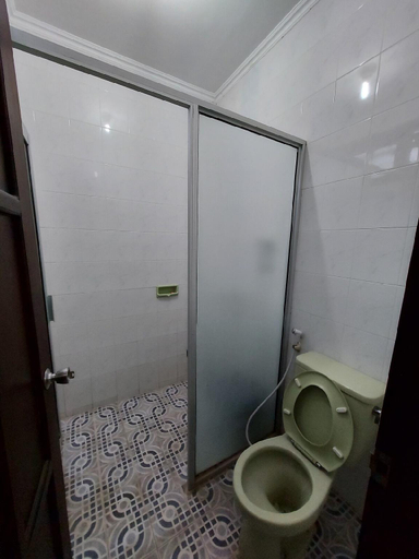 Bathroom 2, Villa Kusuma 14 – 8BR, Garden & Karaoke in Batu, Malang