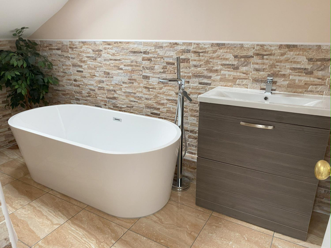 Bathroom 4, The Sitwell Arms Hotel, Derbyshire