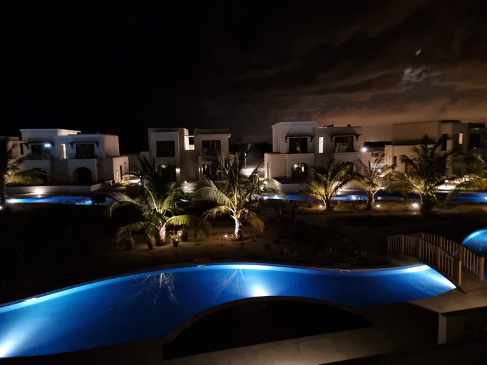 Room 5, Bright Studio With Pool View Balcony, Taqah