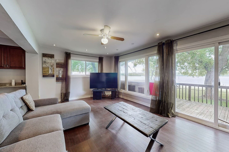 Room 2, Charming Lakeside Cottage, Kawartha Lakes