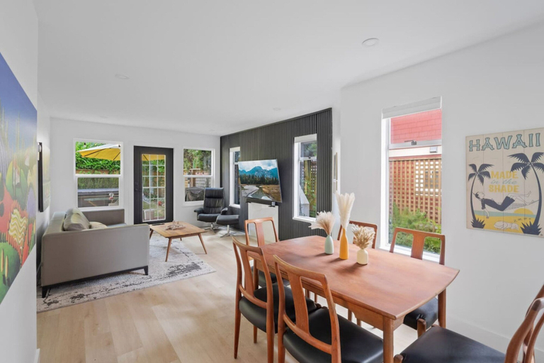 Room 5, Newly Renovated 2BR Kits Home Prime Location, Greater Vancouver