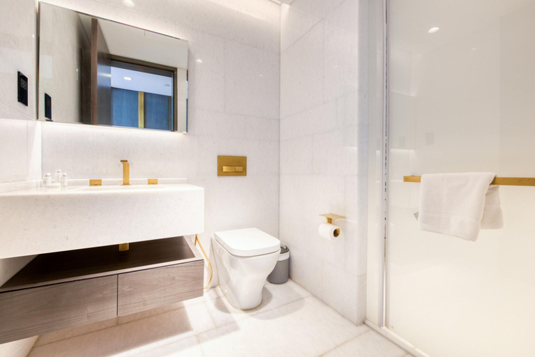 Room 4, Vibrant Getaway in a Classy Five Palm Jumeirah Apt, Dubai