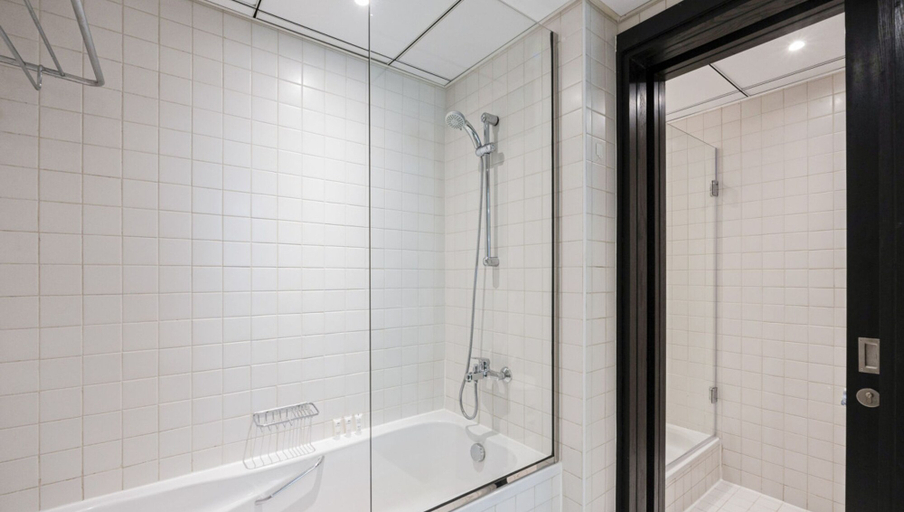Room 2, Luxurious Waterfront Stay at Al Majara Dubai Marina, Dubai