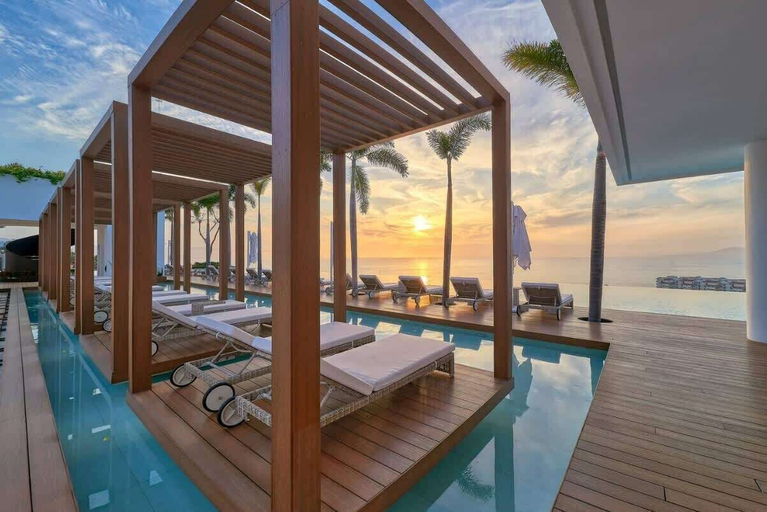 Room 5, Soho PV Stunning Views Luxury Heated Rooftop Pool, Puerto Vallarta