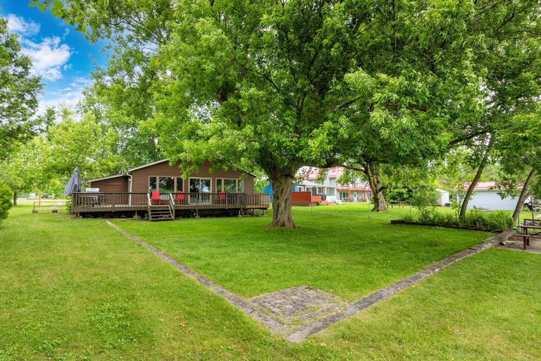 Room 5, Charming Lakeside Cottage, Kawartha Lakes