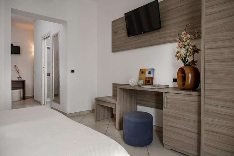 Bedroom 2, Hotel Embassy, Rimini