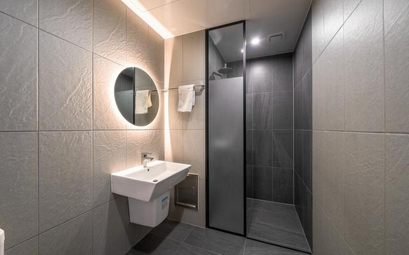 Bathroom 5, Hanam Bluehill Hotel, Guri