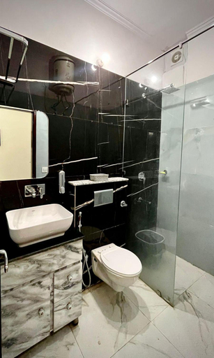 Bathroom, Hotel Golden Roof, Sahibzada Ajit Singh Nagar