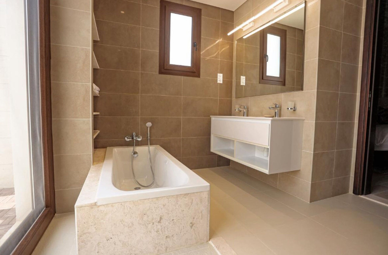 Room 5, Refined Marina View Retreat, Taqah