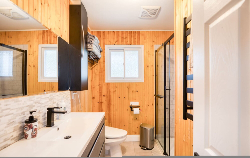 Room 3, Waterfront Cottage w Swim Spa BBQ Close to Skiing, Hastings