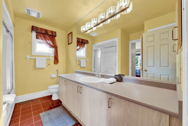 Room 2, Mississauga Retreat Your Spacious 5-bedroom Home, Peel