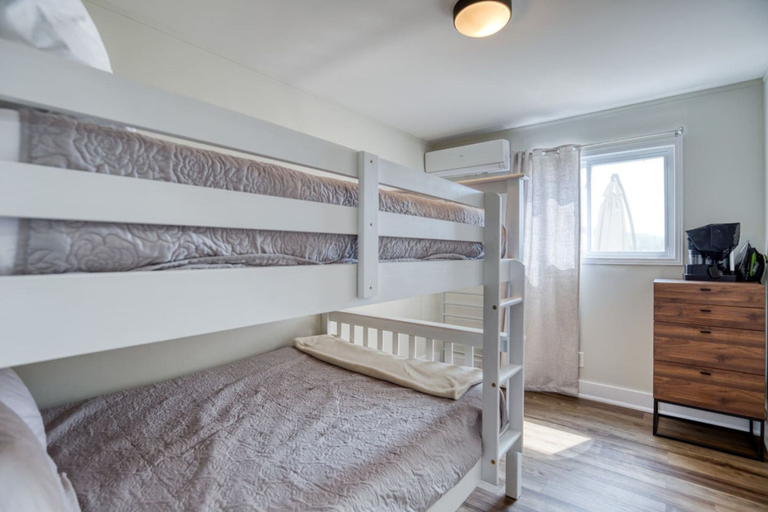 Room 4, Waterfront Cottage w Swim Spa BBQ Close to Skiing, Hastings