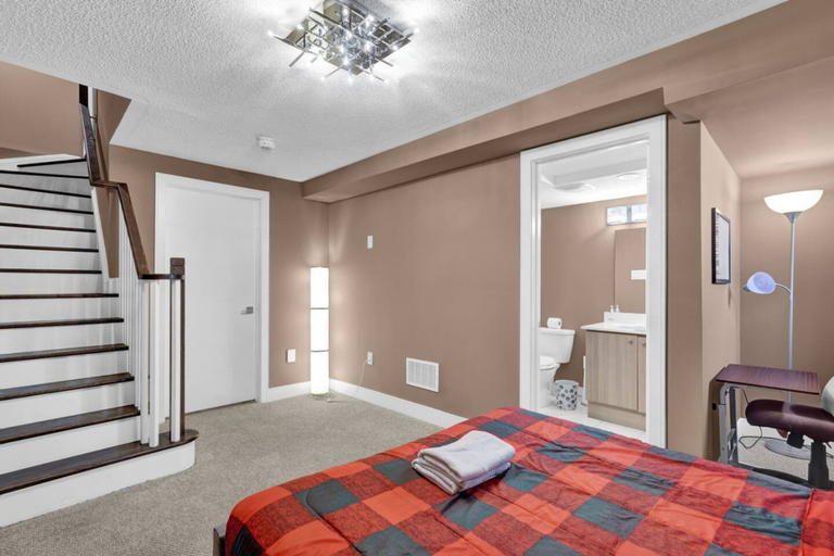 Room 4, Stylish Mississauga Lower Unit BBQ Yard Paradise, Peel