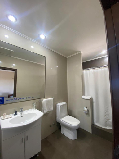 Bathroom 4, Econohotel, Biobío