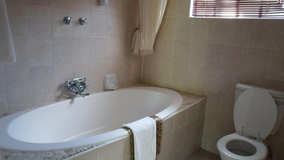 Bathroom 3, Queness Inn, Ngamiland East