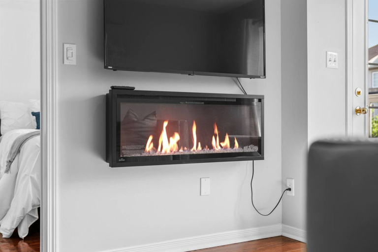 Room 4, Contemporary 3BR Townhouse in Ajax Cozy Central, Durham