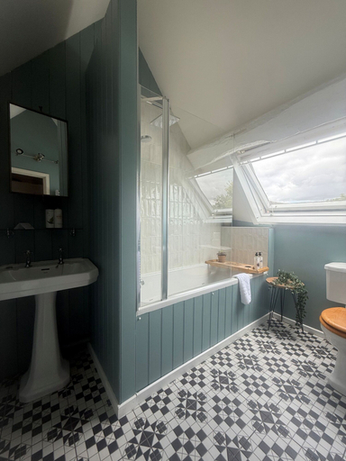 Bathroom 3, The Horse & Groom Inn, Wiltshire