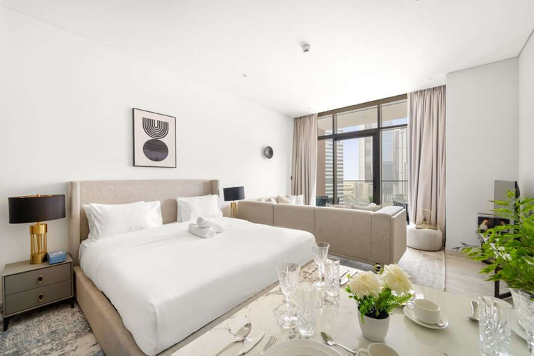Room 3, Luxury Living in Peninsula Five With Skyline View and Amazing Pool, Dubai