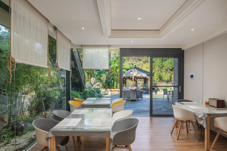 Food & Drinks 4, He She Courtyard Free pick-up train station stay 3 nights, Guilin